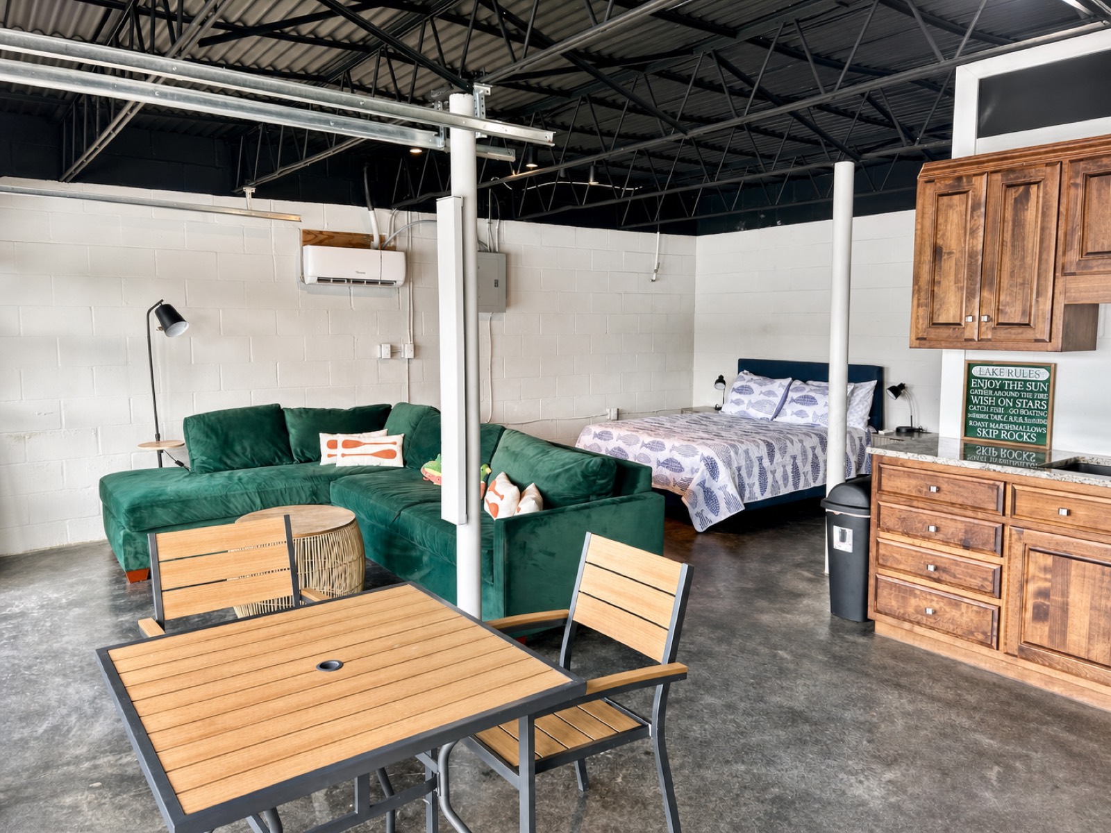 Studio guesthouse with queen bed and kitchenette